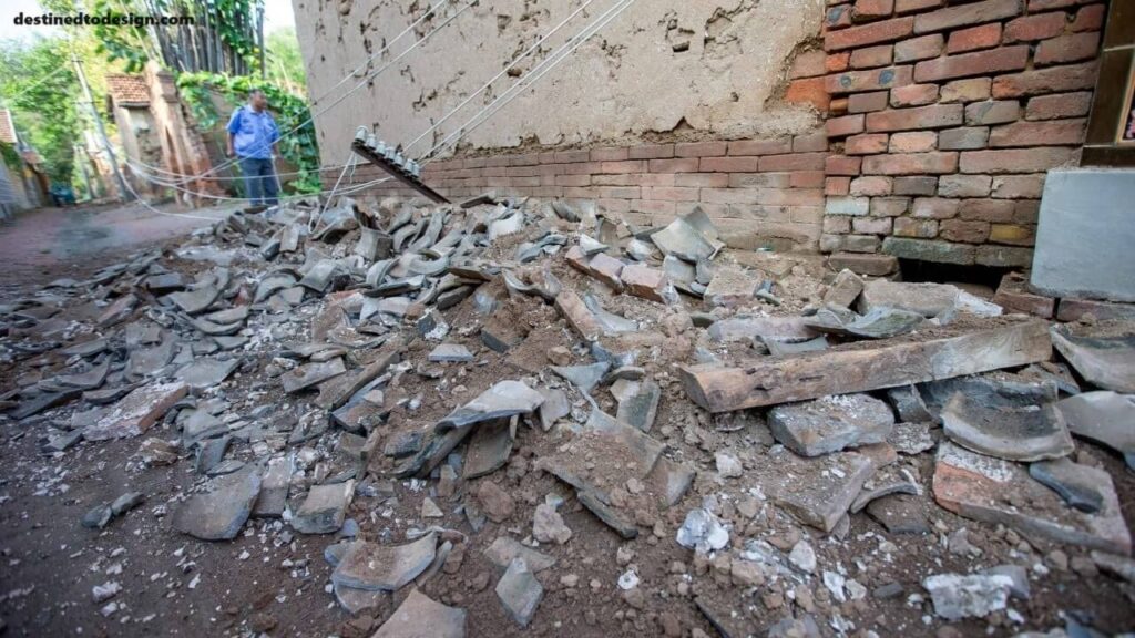 แผ่นดินไหว ในจีนบ้านเรือนเสียหาย 14,000 หลัง เมื่อวันพฤหัสบดี สื่อของรัฐรายงานว่า มีการจัดตั้งบ้านพักชั่วคราวขนาด 1 ห้องหลายร้อยยูนิต