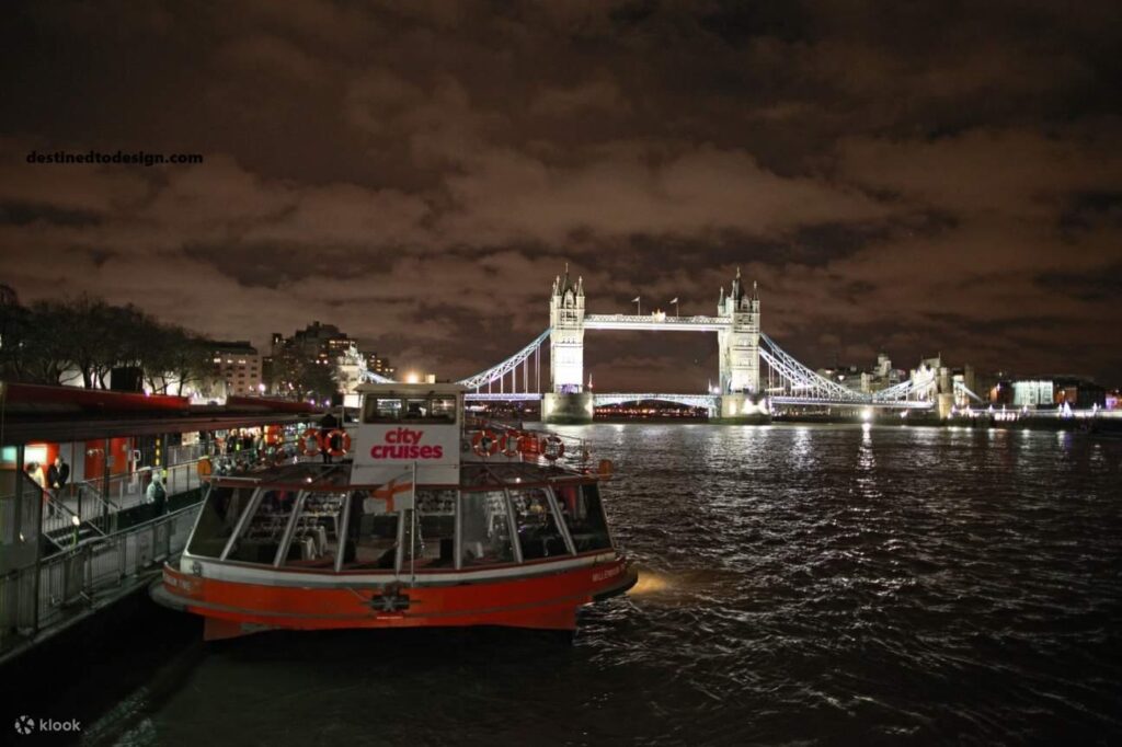 เรือปาร์ตี้ ในลอนดอนจมในแม่น้ำเทมส์ท่ามกลางฝนตกหนัก เรือปาร์ตี้ในลอนดอนซึ่งเป็นบาร์ลอยน้ำ ร้านอาหาร และไนต์คลับจมลงในแม่น้ำเทมส์