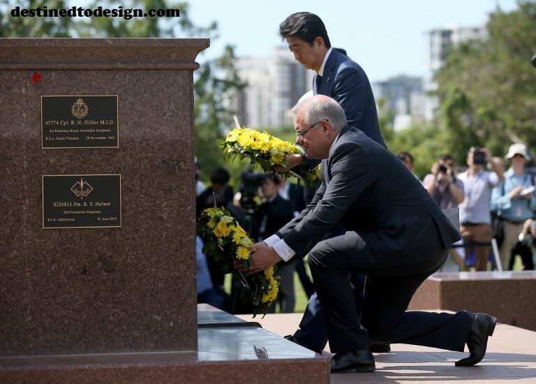 ระลึกถึงสงคราม ที่เสียชีวิตในวัน Anzac ออสเตรเลียกับนิวซีแลนด์รวมตัวกันในช่วงเช้ามืดและการเดินขบวนตามท้องถนนที่บ้านและที่ไกลออกไป